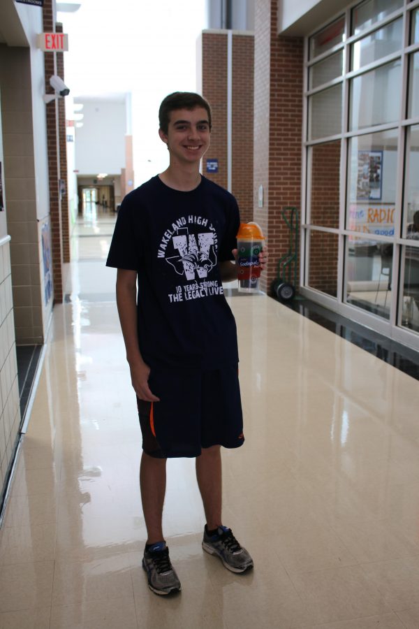 Loading+up+twice+a+day+on+Dr.+Pepper%2C+freshman+Parker+Jones+kicks+off+the+start+of+summer+with+his+Sodapalooza+cup.+Jones+has+bought+a+Sodapalooza+cup+all+three+years+RaceTrac+has+offered+it.+%E2%80%9CI+live+off+of+Dr.+Pepper+so+being+able+to+get+it+free+for+summer+is+great%2C%E2%80%9D+Jones+said.+